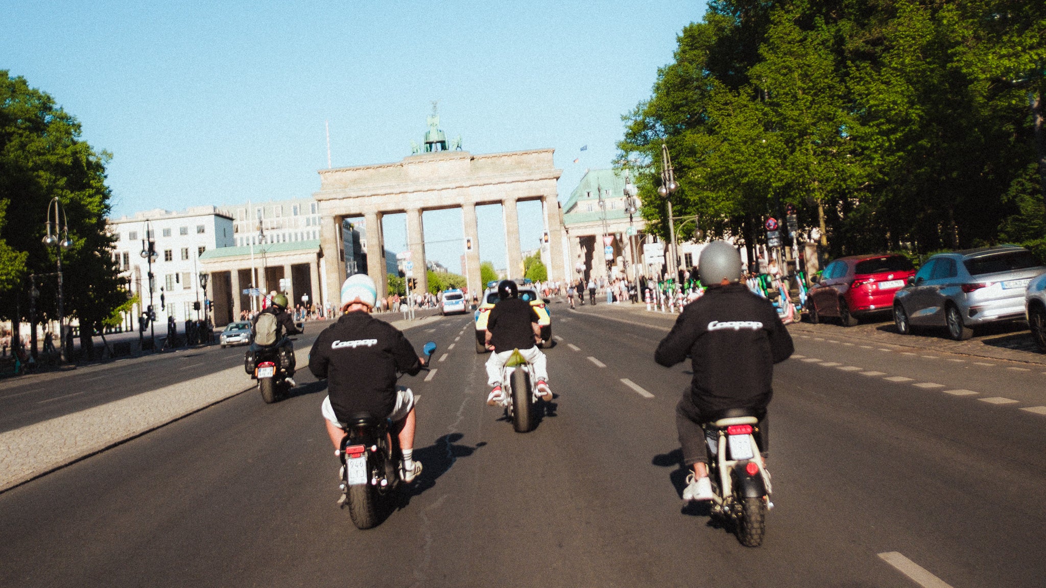 Zwei Coopopo Rugged GS fährt vor dem Brandenburger tor